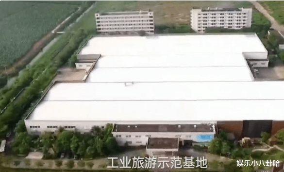 65歲男星「冷清現場開唱」坦言要拚生計　在地人起底「家世上億元」：唱好玩的啦