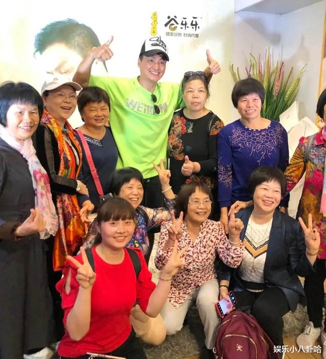 65歲男星「冷清現場開唱」坦言要拚生計　在地人起底「家世上億元」：唱好玩的啦