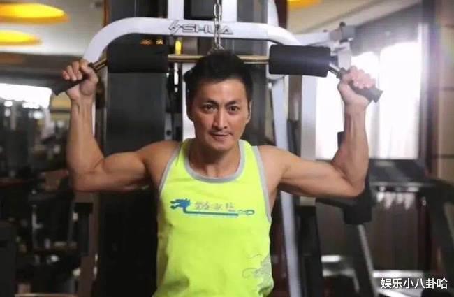 65歲男星「冷清現場開唱」坦言要拚生計　在地人起底「家世上億元」：唱好玩的啦