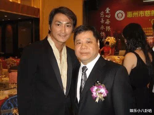65歲男星「冷清現場開唱」坦言要拚生計　在地人起底「家世上億元」：唱好玩的啦