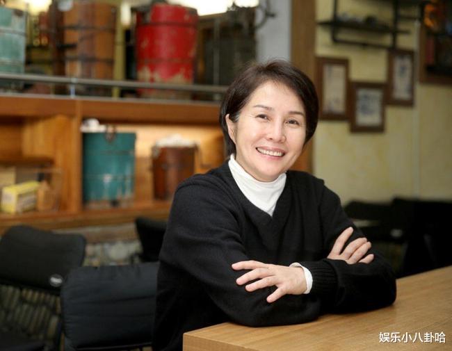 65歲男星「冷清現場開唱」坦言要拚生計　在地人起底「家世上億元」：唱好玩的啦