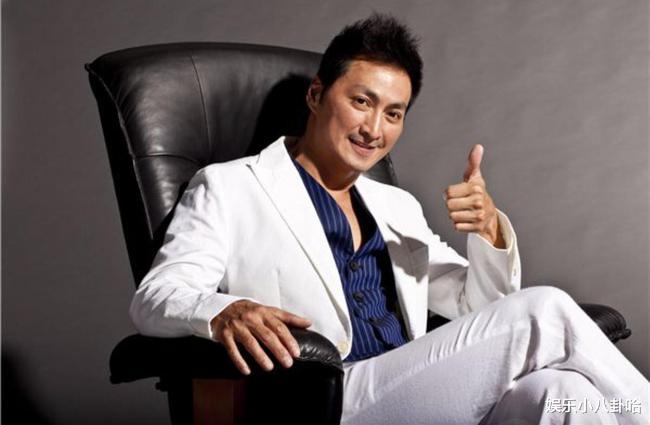 65歲男星「冷清現場開唱」坦言要拚生計　在地人起底「家世上億元」：唱好玩的啦