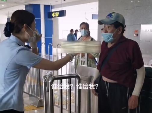 被時代拋棄！62歲劉雪華「不會用手機」電視只會開關　曝人生「最大遺憾」：老來很吃力