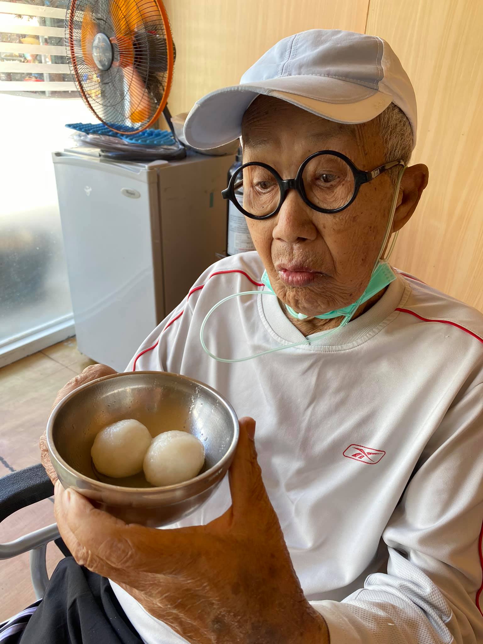 突然取消直播！脫線緊急住院「兒子揭老爸真實情況」：不是第一次了　「90歲插管報平安」畫面惹心疼