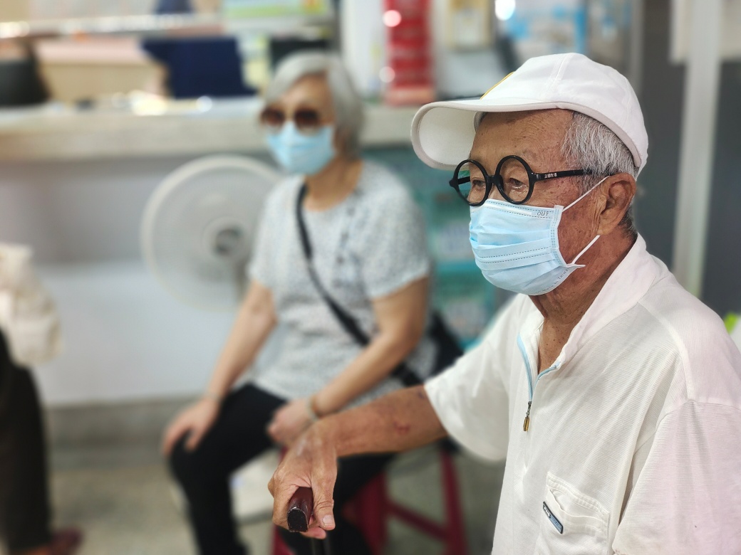 突然取消直播！脫線緊急住院「兒子揭老爸真實情況」：不是第一次了　「90歲插管報平安」畫面惹心疼