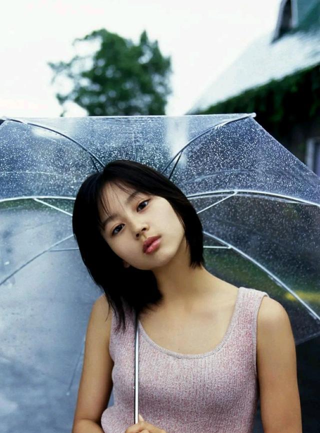 大家都等她復出！34歲女星「為愛退出演藝圈」移居鄉下　今成2寶媽「被拍下素顏近況」網驚呆：都沒有變