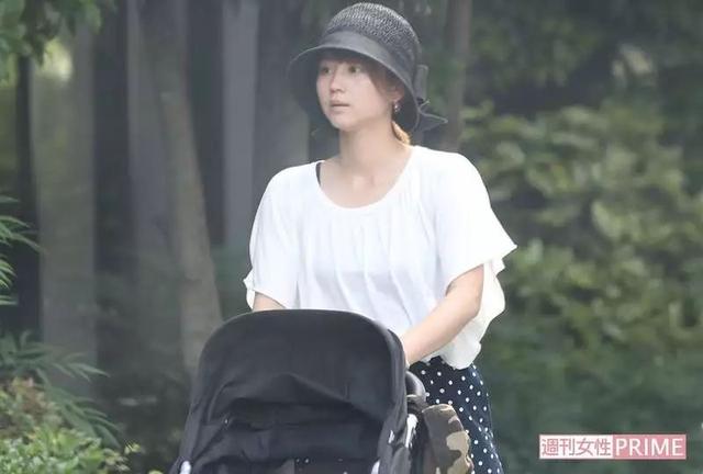 大家都等她復出！34歲女星「為愛退出演藝圈」移居鄉下　今成2寶媽「被拍下素顏近況」網驚呆：都沒有變