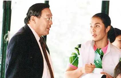 後宮多到2張桌坐不下！ 何莉莉「隱忍43年」熬走花心丈夫　教科書式斗小三「獨攬70億家產」  