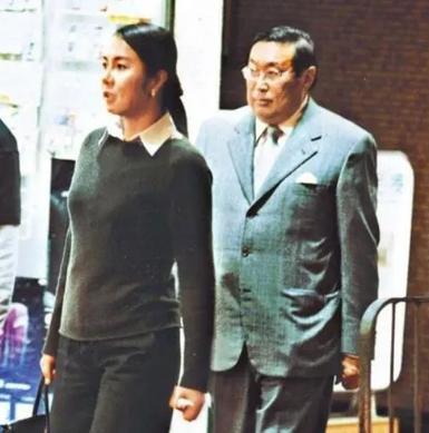 後宮多到2張桌坐不下！ 何莉莉「隱忍43年」熬走花心丈夫　教科書式斗小三「獨攬70億家產」  