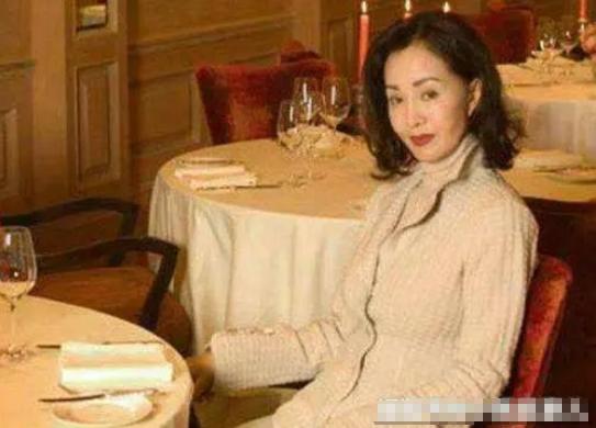 後宮多到2張桌坐不下！ 何莉莉「隱忍43年」熬走花心丈夫　教科書式斗小三「獨攬70億家產」  