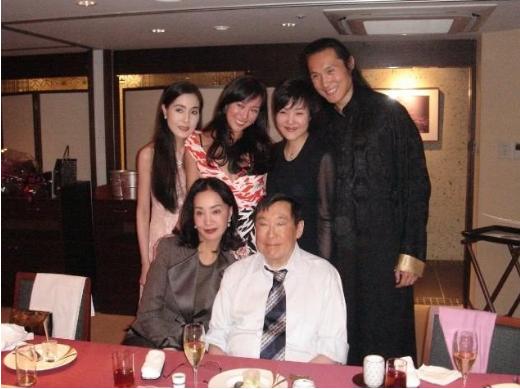 後宮多到2張桌坐不下！ 何莉莉「隱忍43年」熬走花心丈夫　教科書式斗小三「獨攬70億家產」  