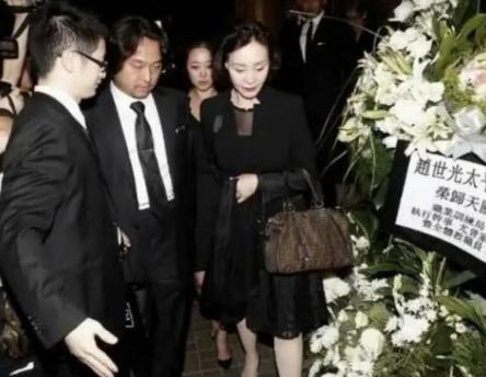 後宮多到2張桌坐不下！ 何莉莉「隱忍43年」熬走花心丈夫　教科書式斗小三「獨攬70億家產」  