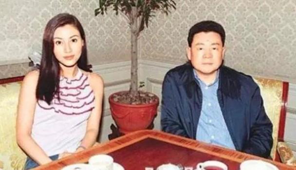 手段不輸妹妹李嘉欣！常被人罵醜「卻甩窮丈夫」花5年逼走富商原配　43歲挺大肚「再嫁10億富豪」