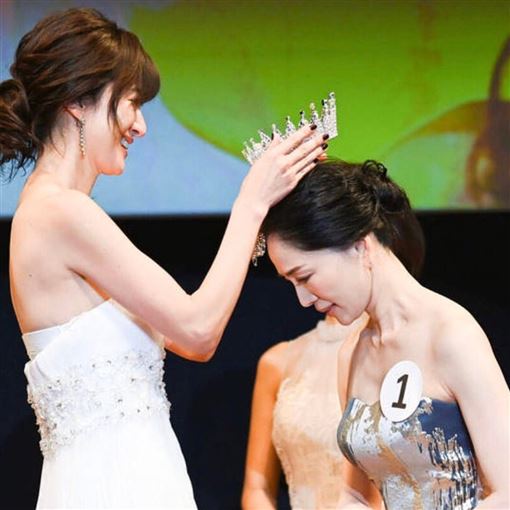 52歲照樣很美！素人大媽「選美大賽奪冠」優雅氣質爆紅　被拍到「私下穿搭」簡單就很美