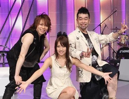 結婚2年從沒見過他刷牙！30歲女星抱怨「大15歲老公」不講衛生　偷跟身後發現「他只擰開水龍頭」秒傻眼