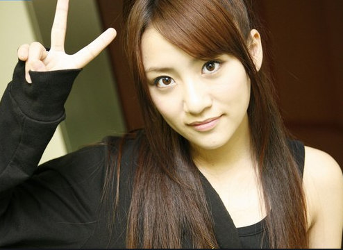 結婚2年從沒見過他刷牙！30歲女星抱怨「大15歲老公」不講衛生　偷跟身後發現「他只擰開水龍頭」秒傻眼