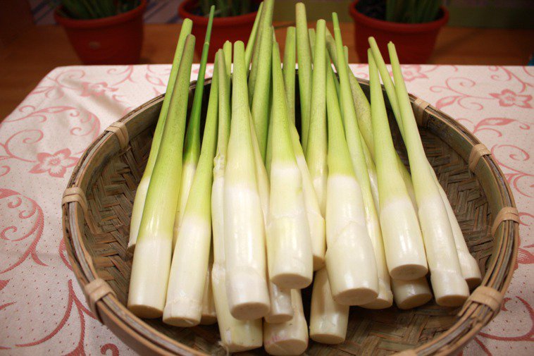 買到茭白筍「冒奇怪黑點」是正常的嗎？網全「力挺老闆說法」嗨喊：其實是極品啊