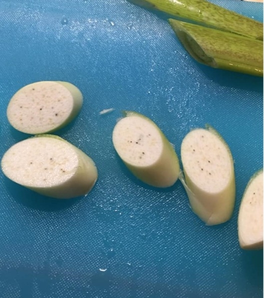 買到茭白筍「冒奇怪黑點」是正常的嗎？網全「力挺老闆說法」嗨喊：其實是極品啊