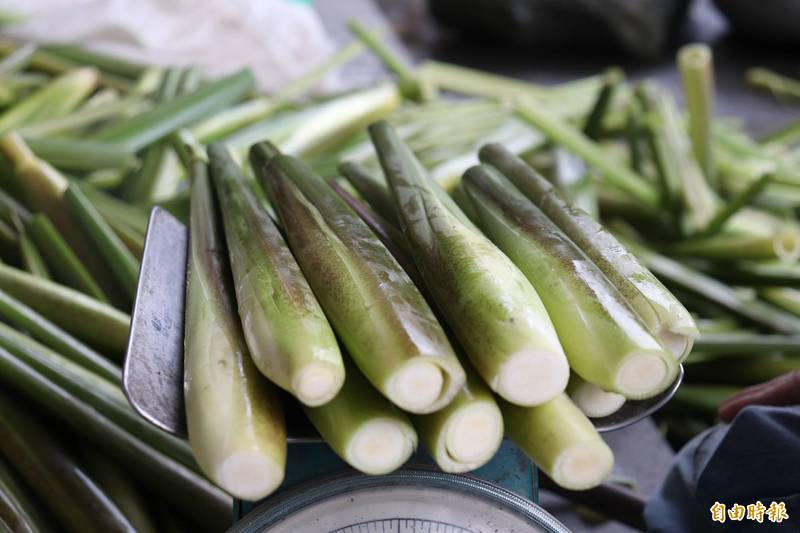 買到茭白筍「冒奇怪黑點」是正常的嗎？網全「力挺老闆說法」嗨喊：其實是極品啊