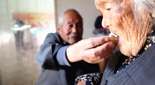 大兒子80歲！106歲嬤好受寵「兒女爭相搶照顧」　臉上藏不住幸福笑稱「我們永遠是孩子」