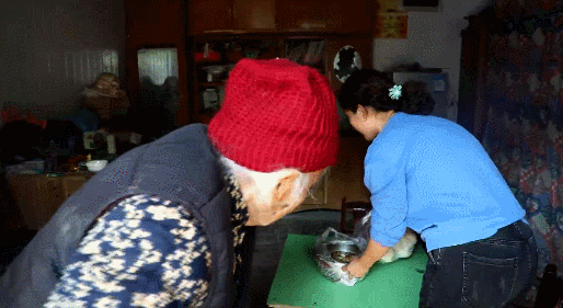 大兒子80歲！106歲嬤好受寵「兒女爭相搶照顧」　臉上藏不住幸福笑稱「我們永遠是孩子」