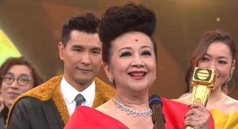 被老公拋棄險自盡！為養3個兒女「咬牙復出」　 翻紅成富婆「失蹤15年前夫」突現身跪求復合