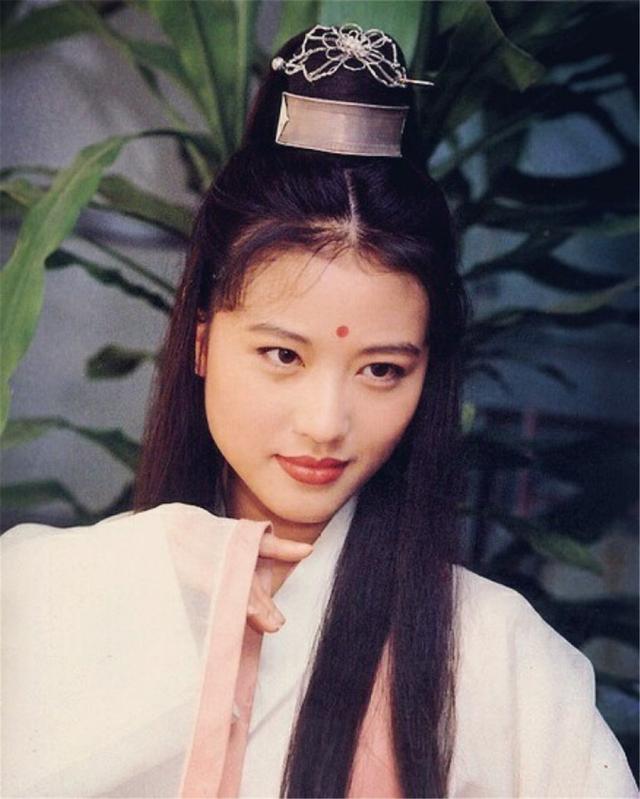 最美周芷若！曾患病「被男友拒婚」分手　為小7歲男友定居內地「55歲情感感悟」逼哭無數女人