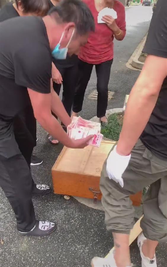 遇到好心人！男子清理叔叔遺物「誤扔86萬現金」　回收站老闆「神救援不求回報」網讚翻