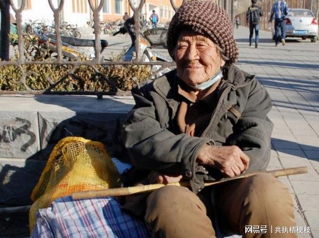 哪裡的窮親戚？拾荒老人「在婚宴上蹭吃蹭喝」遭新郎潑湯羞辱　新娘卻感激涕零：多虧您來蹭飯