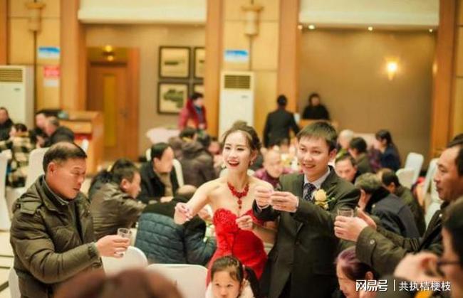 哪裡的窮親戚？拾荒老人「在婚宴上蹭吃蹭喝」遭新郎潑湯羞辱　新娘卻感激涕零：多虧您來蹭飯