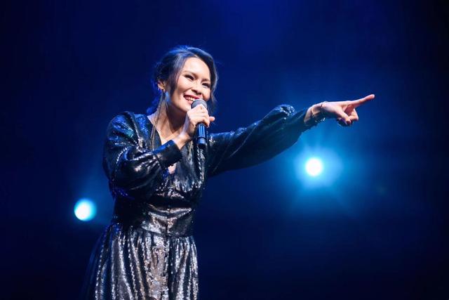 一曲《約定》紅遍歌壇！比肩蔡依林「卻被恩師出賣」毀前途　痛失親人「被好友一語點醒」走出陰霾