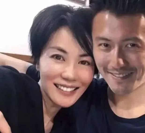 機場巧遇張柏芝！李嫣「互望一眼」開口第一句化解尷尬　「罕見一幕」全被拍下網誇：家教很好