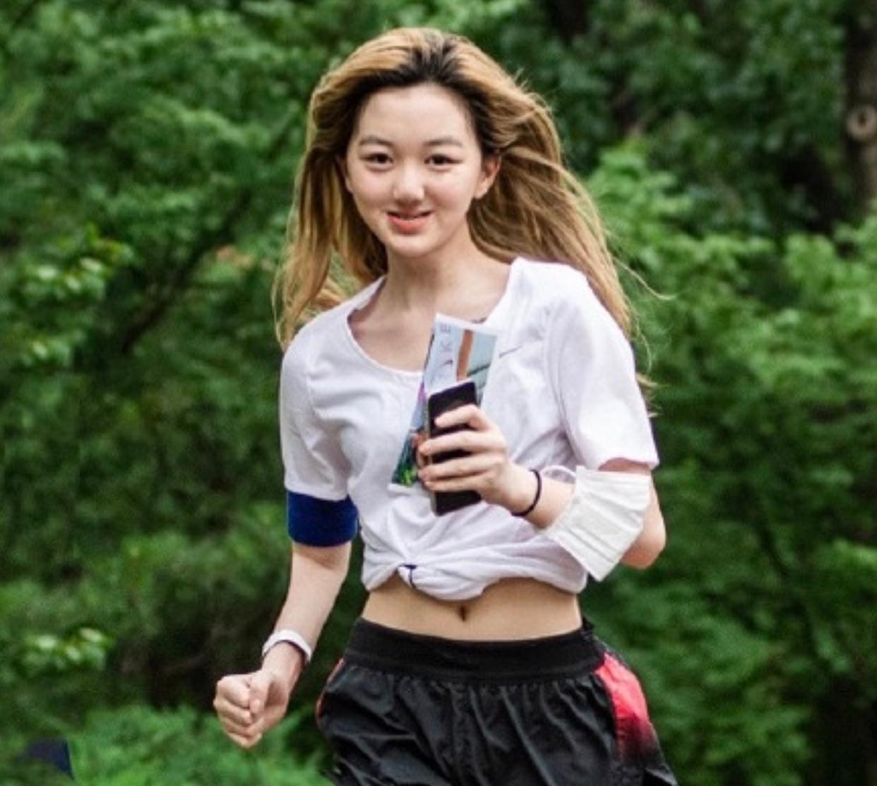 機場巧遇張柏芝！李嫣「互望一眼」開口第一句化解尷尬　「罕見一幕」全被拍下網誇：家教很好
