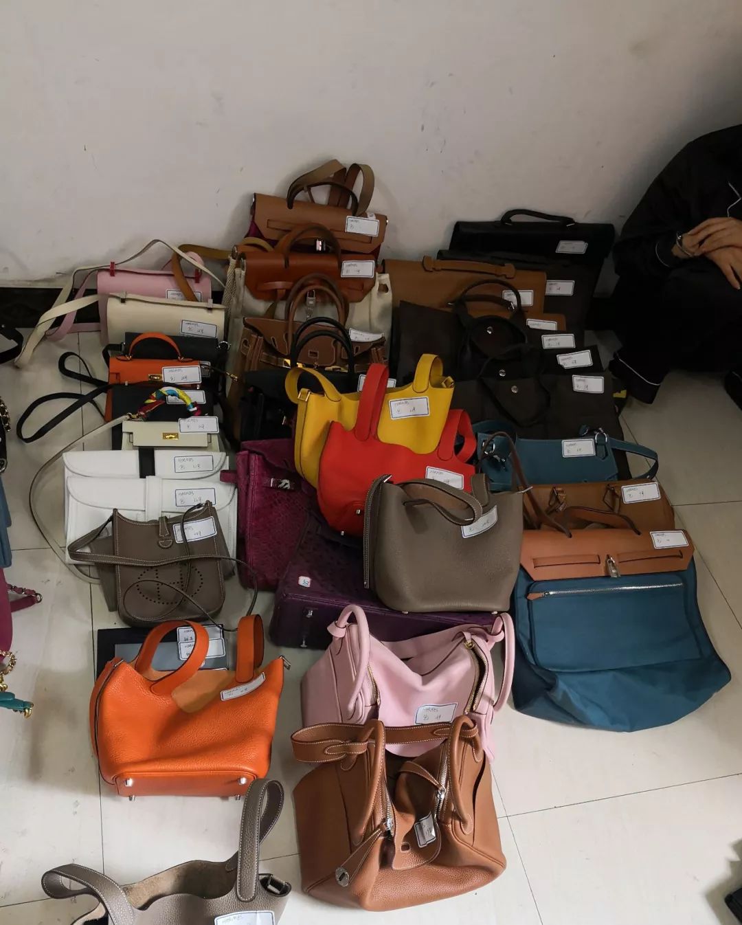 阿公背LV逛菜市場!並高調拿包「裝肉裝菜」行為可疑 員警一查立馬上門:他女兒不簡單