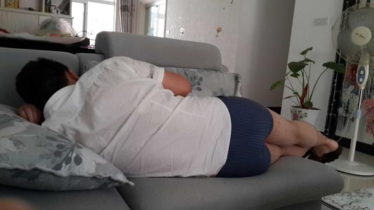 坐月子分房睡！夜裡丈夫「總痛苦呻吟」妻子關心問候　掀開被子「妻子失聲痛哭」：嫁對人了