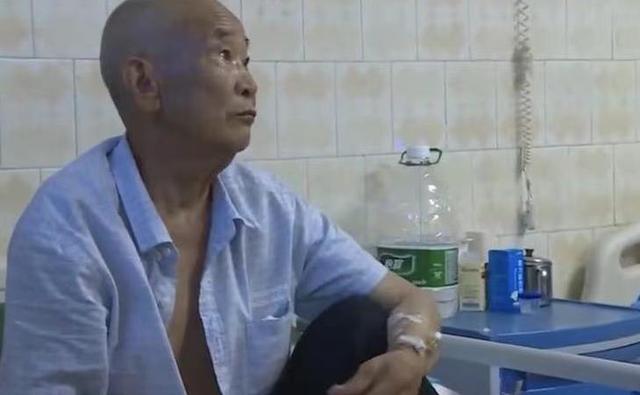從小偏心！老父養老金4百萬「3兄妹一毛不拿」　錢全給弟弟「他卻不願贍養老父」曝家庭悲歌