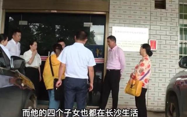 從小偏心！老父養老金4百萬「3兄妹一毛不拿」　錢全給弟弟「他卻不願贍養老父」曝家庭悲歌