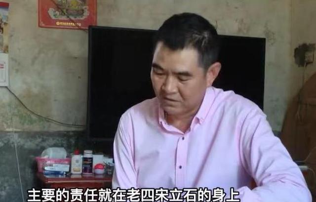 從小偏心！老父養老金4百萬「3兄妹一毛不拿」　錢全給弟弟「他卻不願贍養老父」曝家庭悲歌