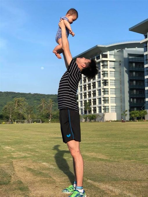 家長都玩過!粗心爸玩飛高高「漏接孩子重摔在地」 醫生嘆「照X光黑一片」:很難救了....