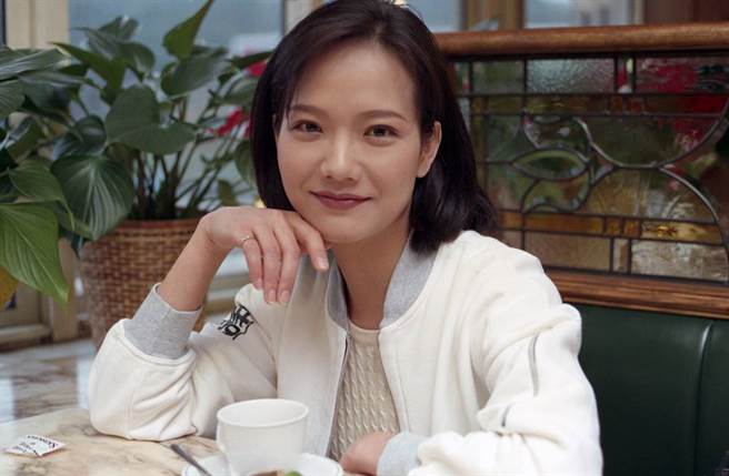 消失17年！八點檔女星嫁美國「45歲產下雙胞胎」　「甜曬三男人背影」頂金髮身材辣到爆