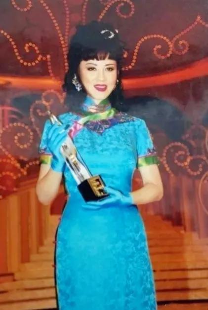 被封香港第一美婦！20歲坐牢「36歲靠選美爆紅」55歲被總統接見　73歲「依舊打扮美艷」不服老