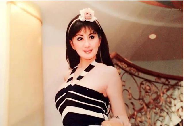 被封香港第一美婦！20歲坐牢「36歲靠選美爆紅」55歲被總統接見　73歲「依舊打扮美艷」不服老