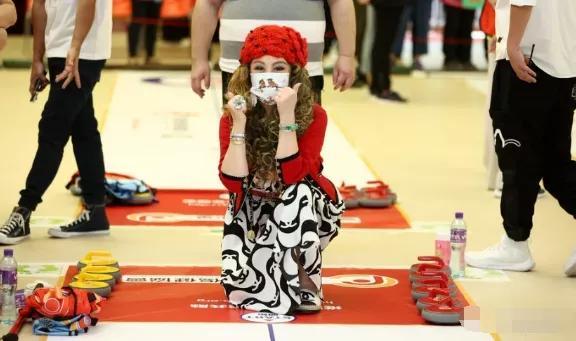 被封香港第一美婦！20歲坐牢「36歲靠選美爆紅」55歲被總統接見　73歲「依舊打扮美艷」不服老