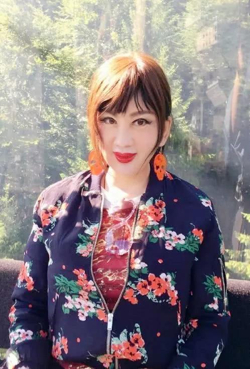 被封香港第一美婦！20歲坐牢「36歲靠選美爆紅」55歲被總統接見　73歲「依舊打扮美艷」不服老