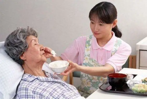 長期照顧重病婆婆！人妻突然崩潰「親手將她了結」　到警局自首「不見老公身影」遭遇惹同情