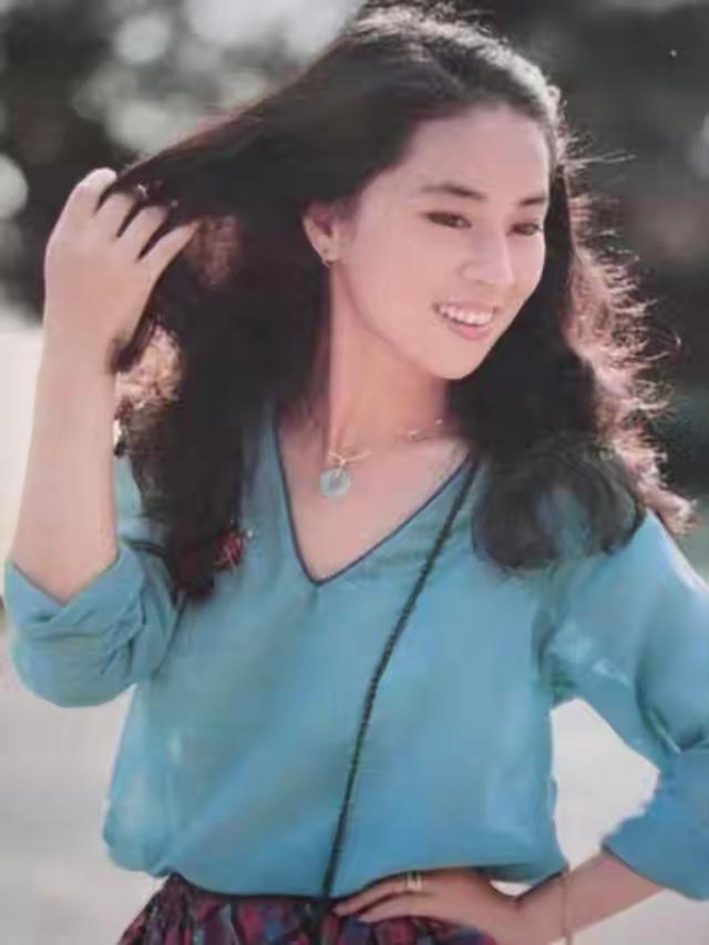林青霞唯一接班人！疑倒追成龍引眾怒32歲退圈　嫁富商後22年無子「60歲再露面」美到猜不出年齡            