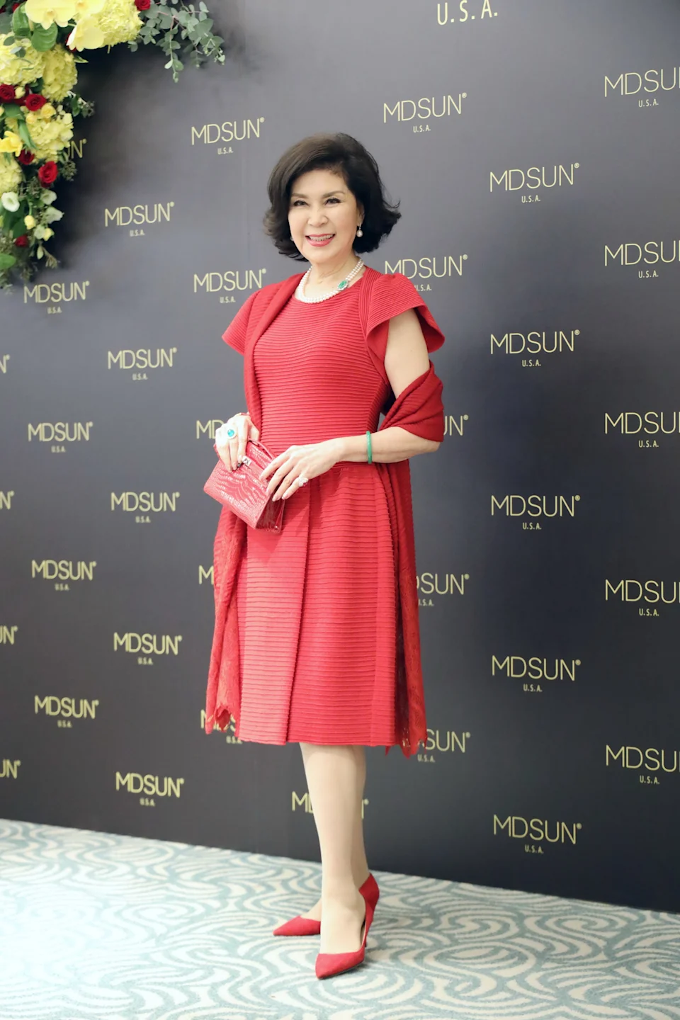 享受獨處！白嘉莉定居台灣兩年「燒了7百多萬」　75歲大紅裝現身「最愛待信義區45坪房」近況曝光