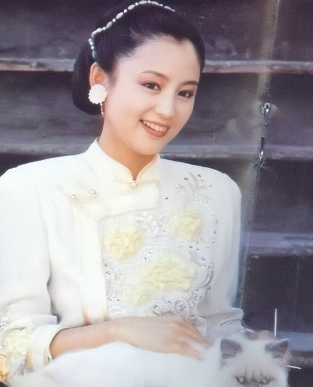 被一碗紅燒肉追到手！「嫁大16歲3婚」導演陳凱歌　為愛犧牲25年「第一美人變大媽」卻最幸福