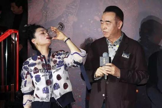 被一碗紅燒肉追到手！「嫁大16歲3婚」導演陳凱歌　為愛犧牲25年「第一美人變大媽」卻最幸福