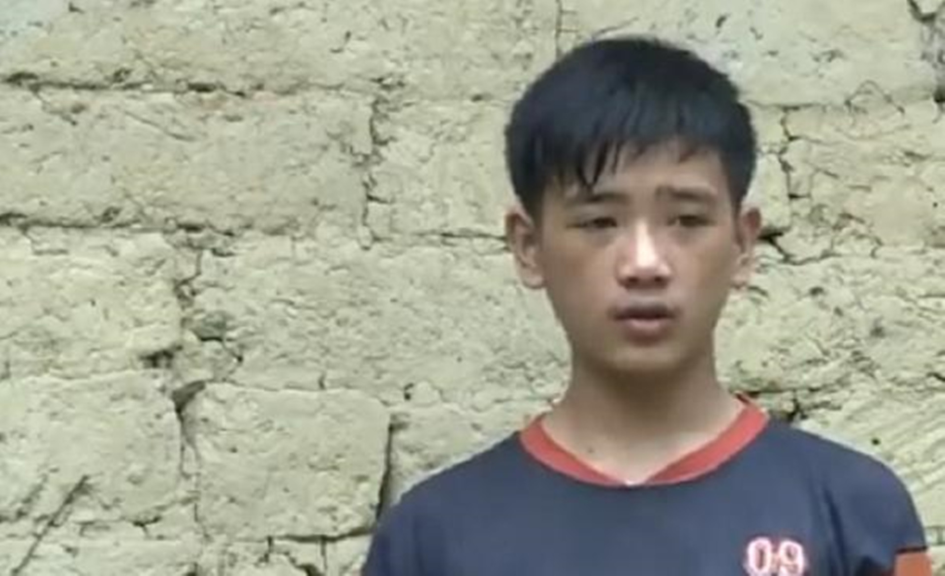 父母雙亡！13歲清寒少年住倉庫「拾荒度日靠野味充飢」　發憤努力「爸媽墳前流淚發誓」：不讓你們失望　